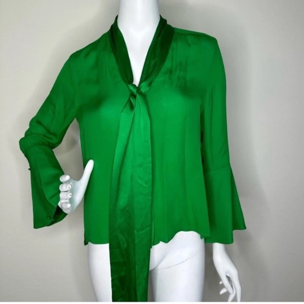 ALICE + OLIVIA GREEN 100% SILK NECK TIE BELL SLEEVE BLOUSE SZ M  FLAWS